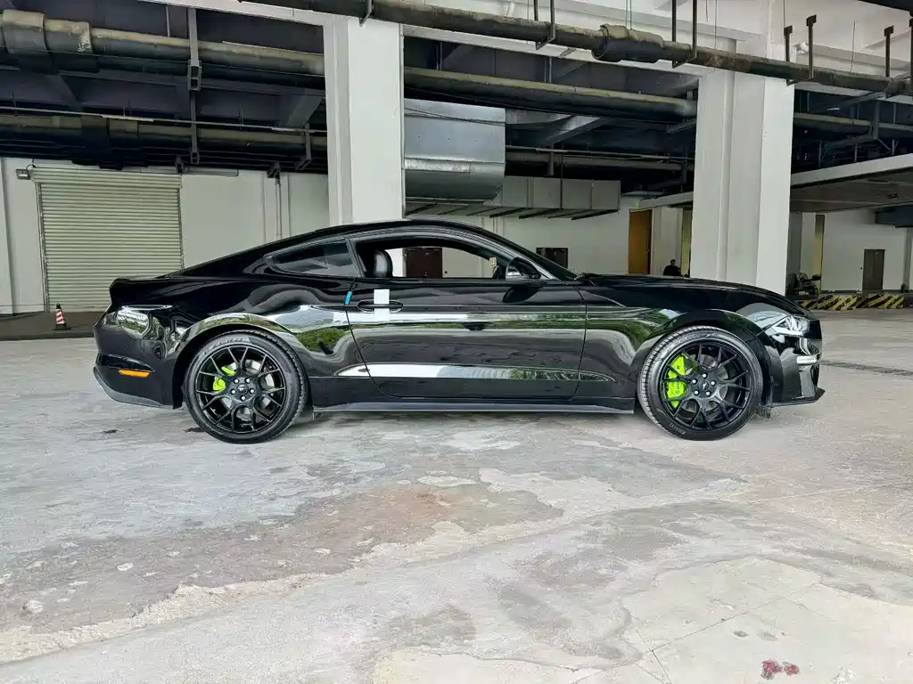 FORD MUSTANG