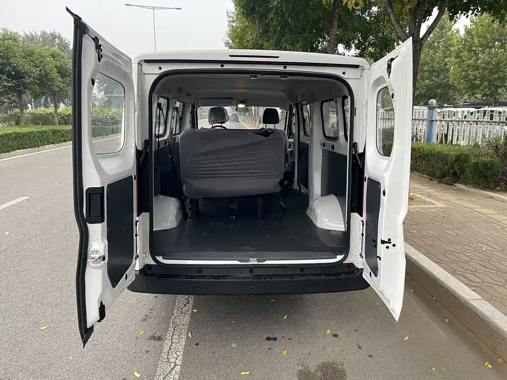 Wuling Yangguang — миниатюра 7