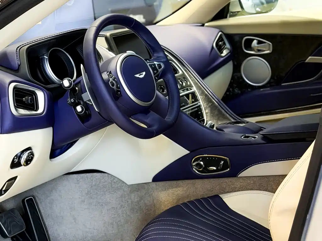 Aston Martin DB11 — миниатюра 11