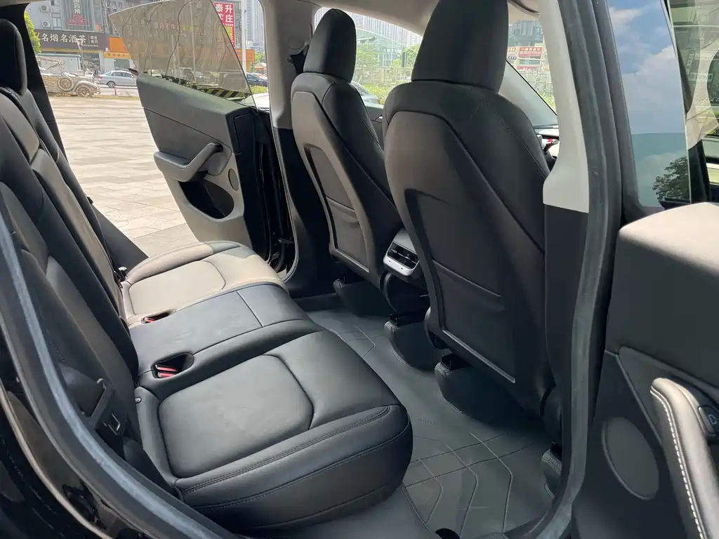Tesla Model Y — миниатюра 13