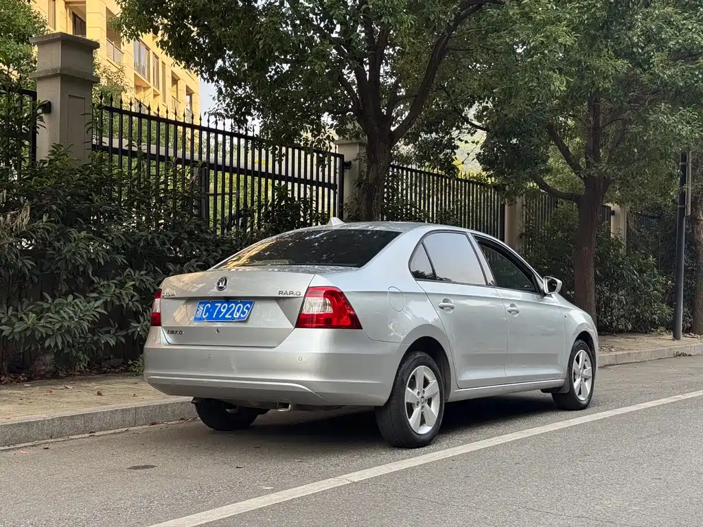 Skoda Rapid — миниатюра 7