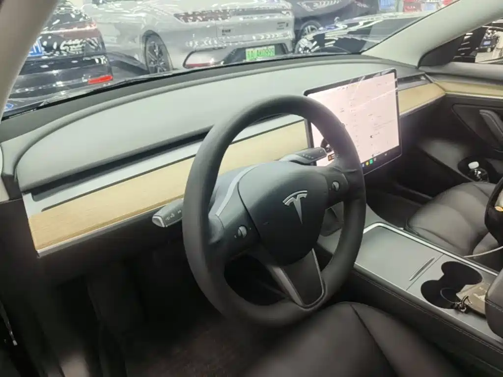 Tesla Model 3 — миниатюра 10