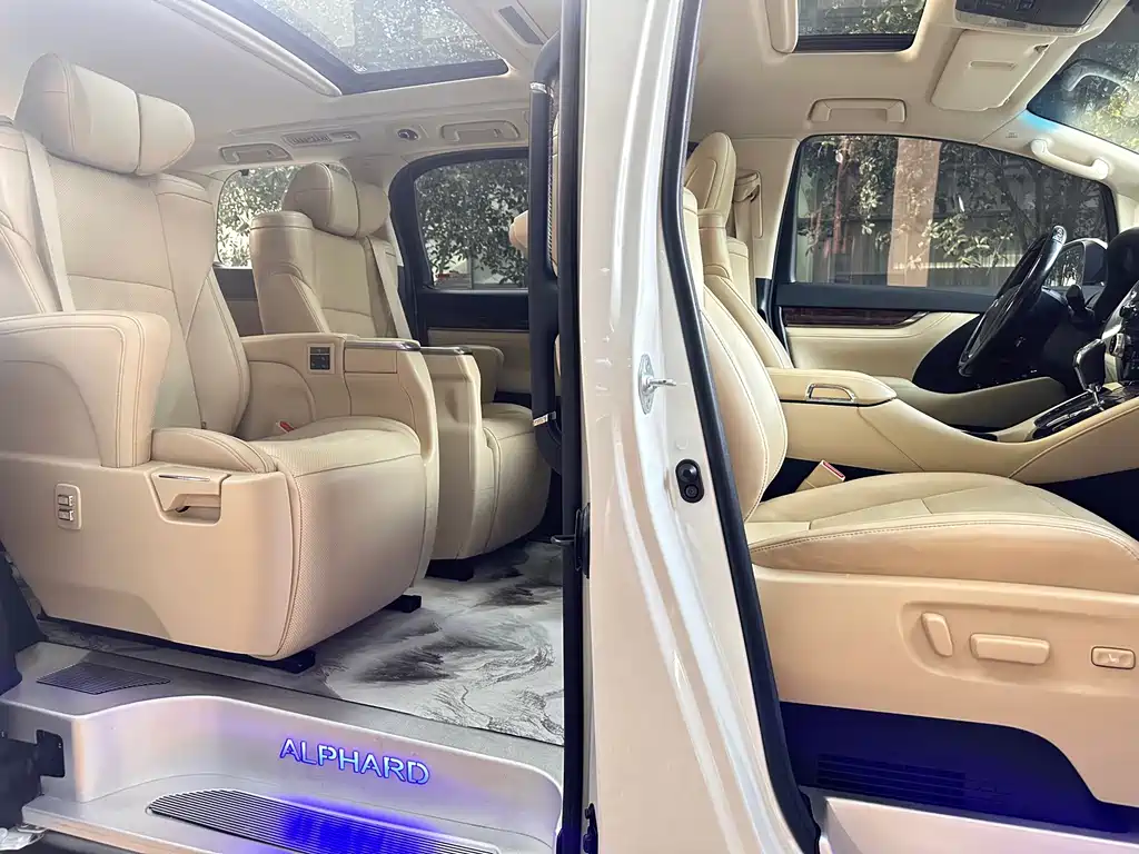 Toyota Alphard — миниатюра 12