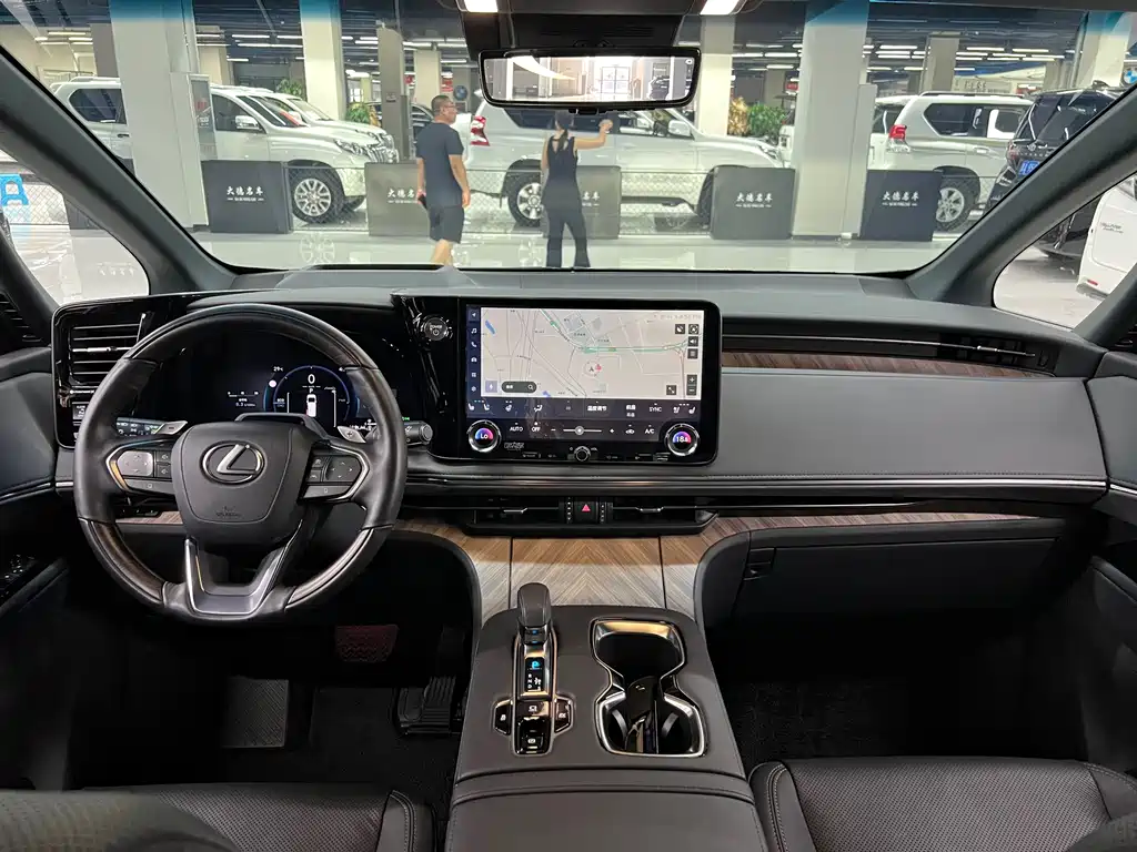 Lexus LM — миниатюра 17