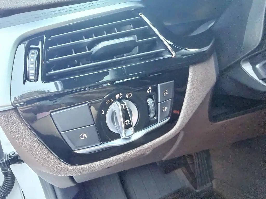 BMW 5 Series — миниатюра 9