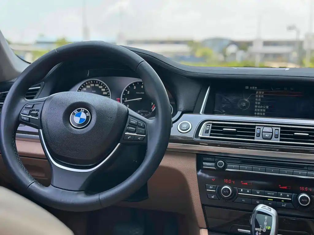 BMW 7 Series — миниатюра 11