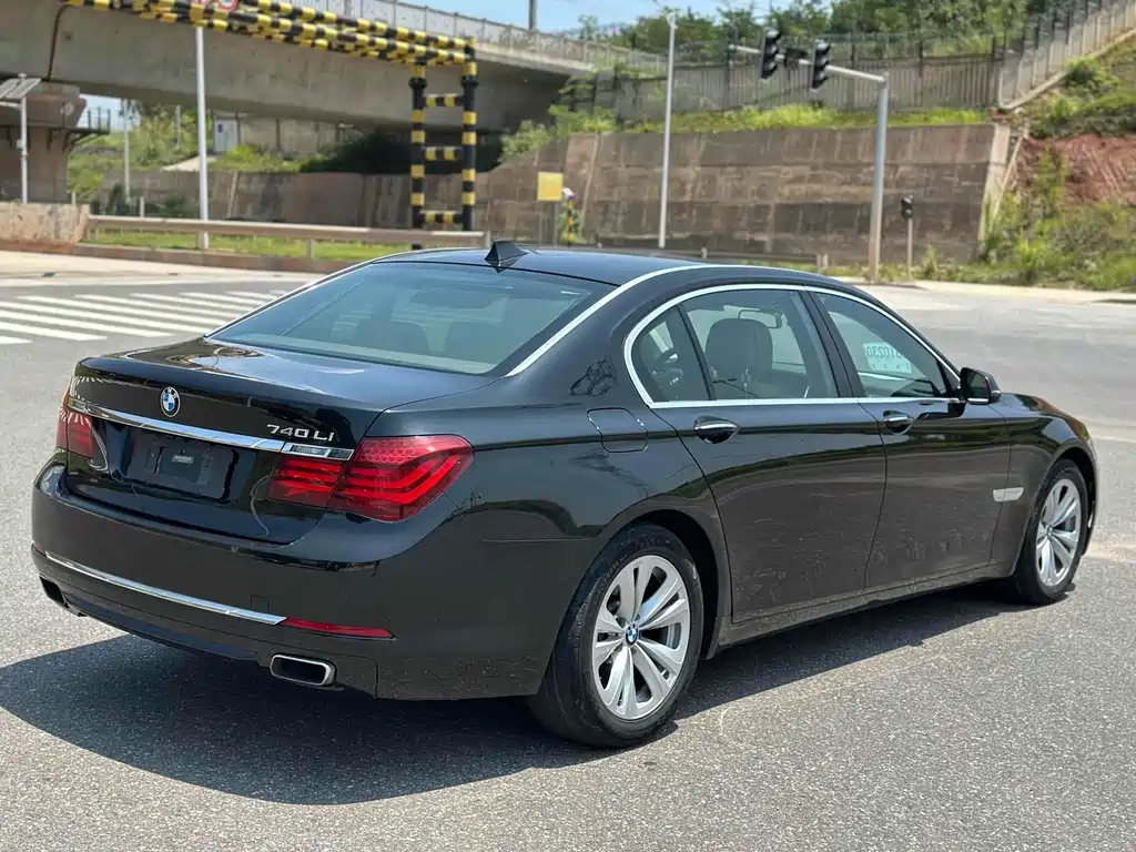 BMW 7 Series — миниатюра 9