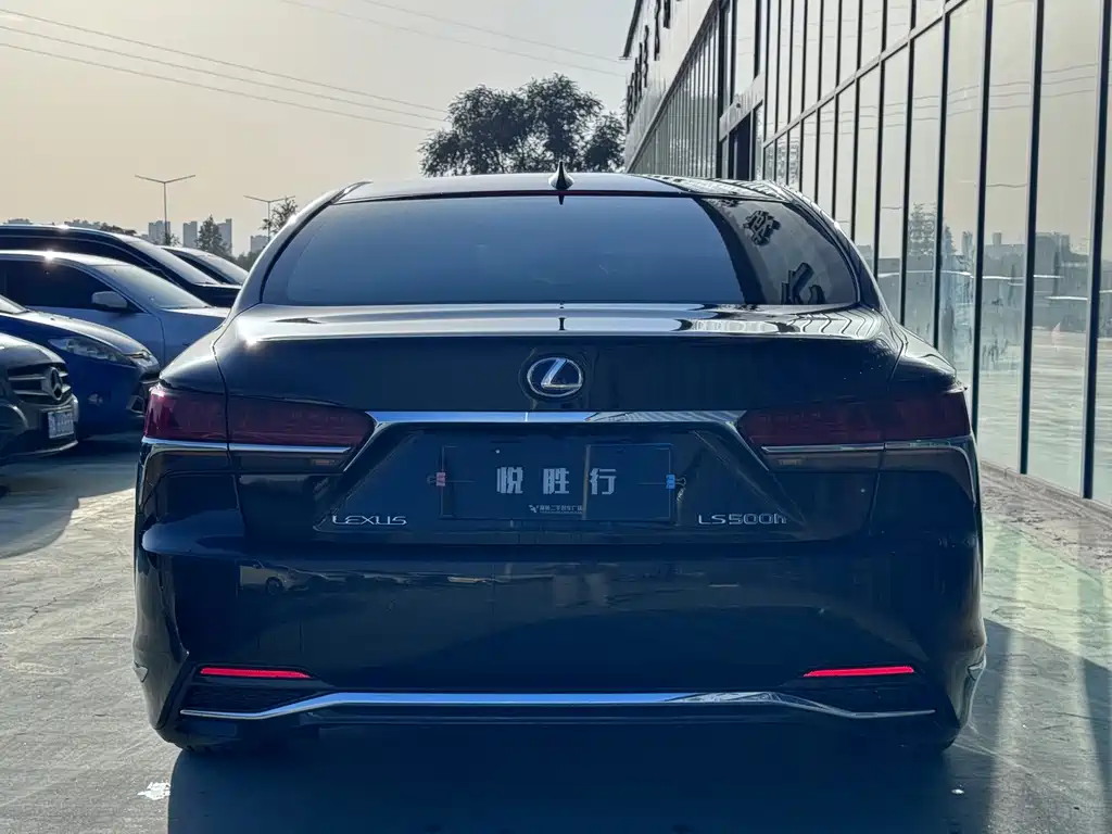 Lexus LS — миниатюра 6