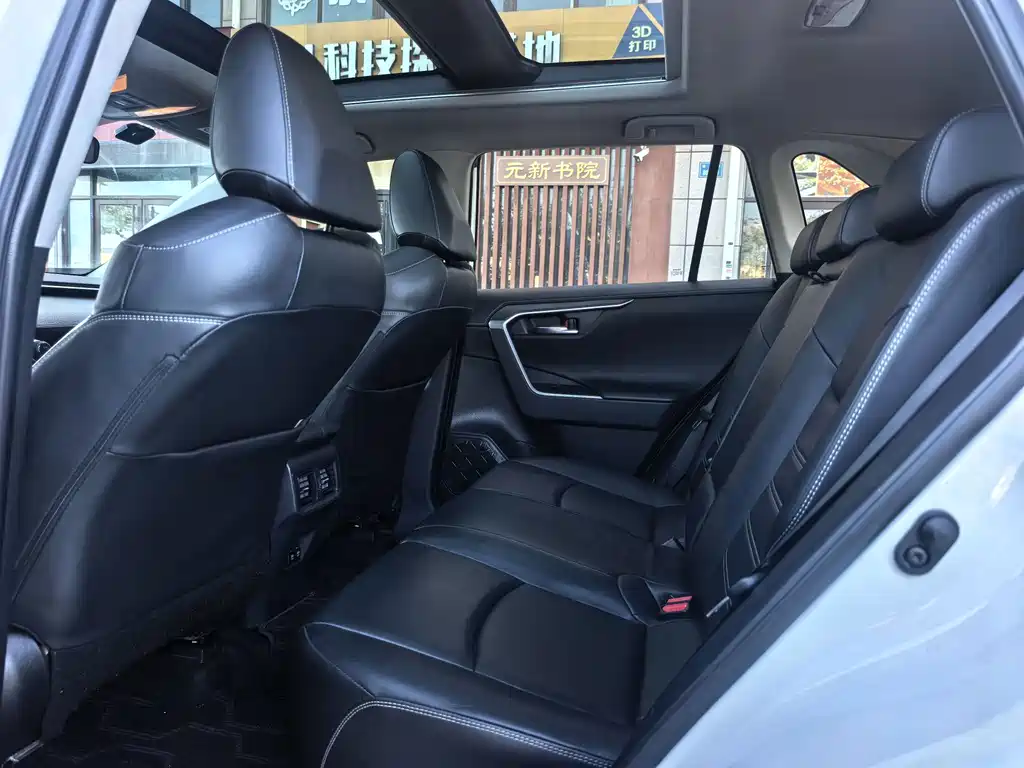 Toyota RAV4 — миниатюра 5