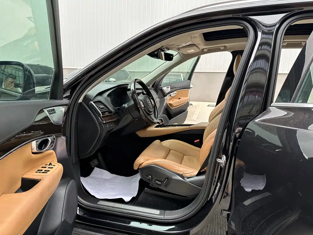 Volvo XC90 — миниатюра 9