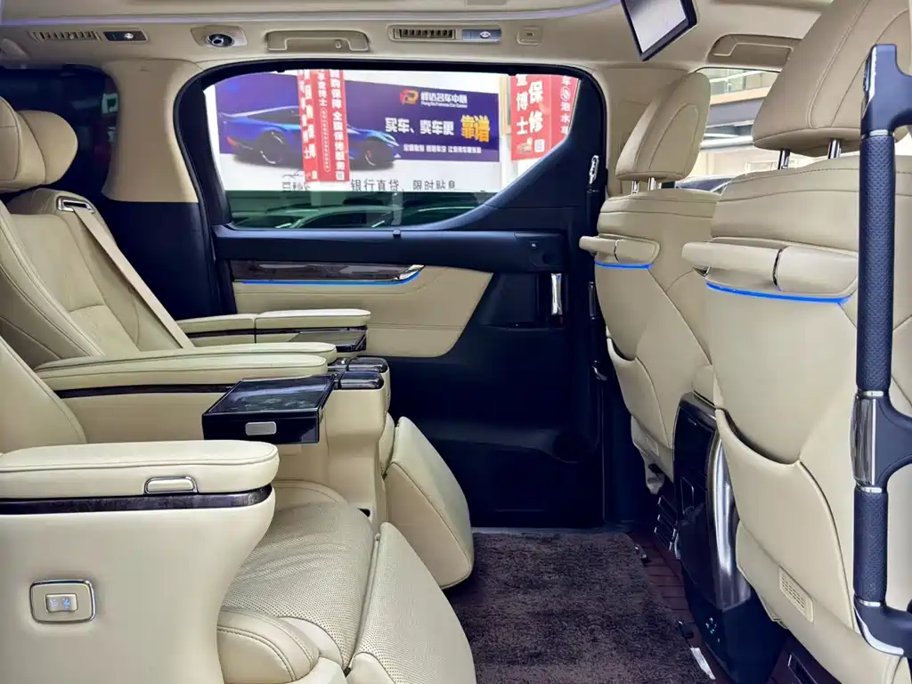 Toyota Alphard — миниатюра 4
