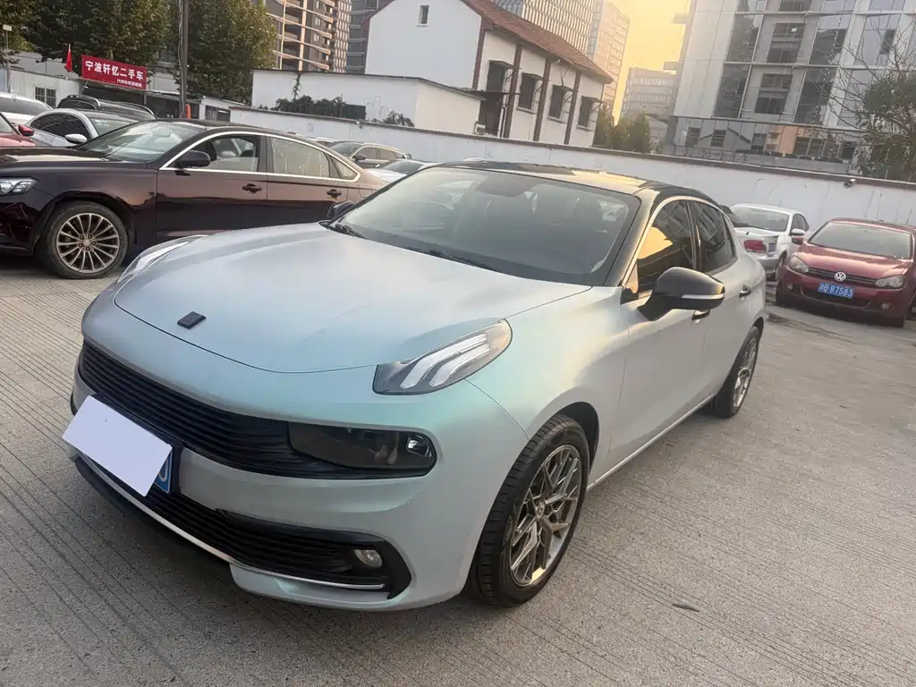 Lynk & Co 03
