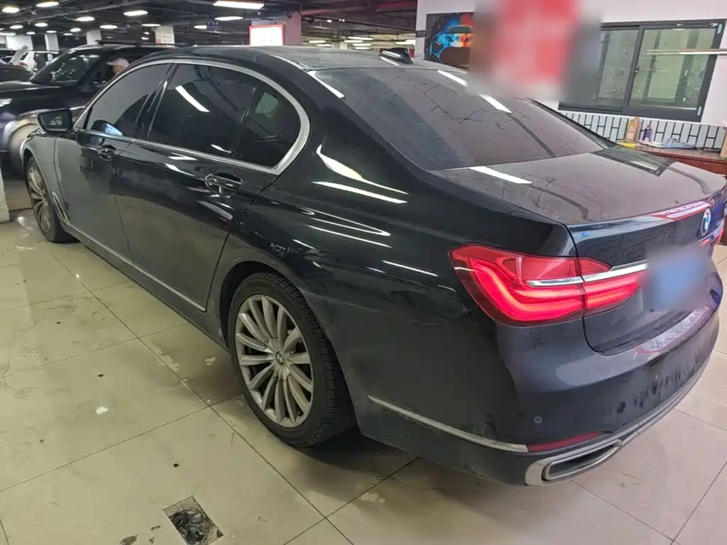 BMW 7 Series — миниатюра 5