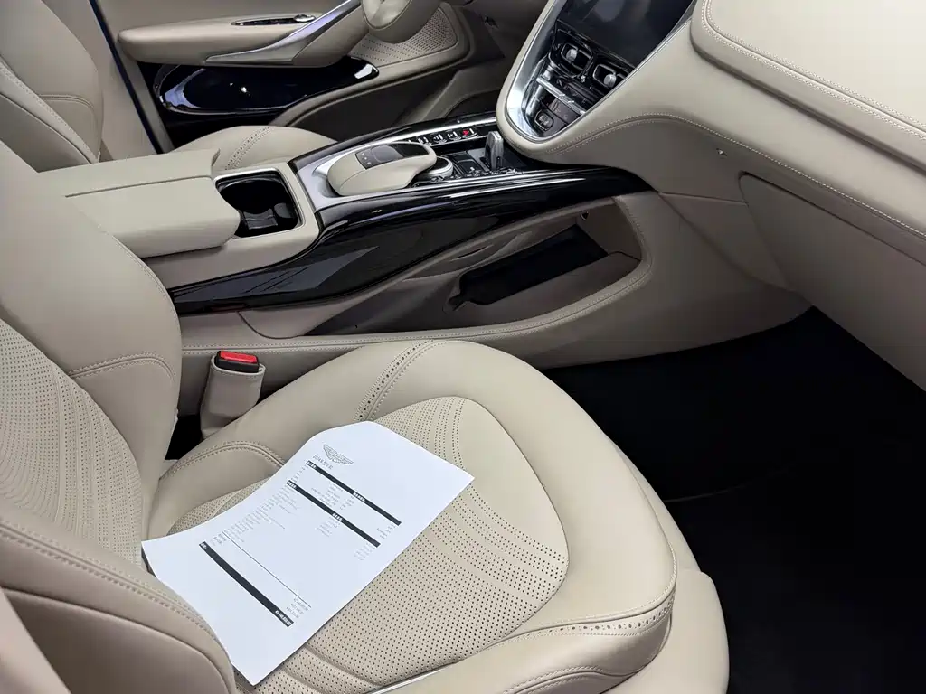 Aston Martin DBX 2024 4.0T V8