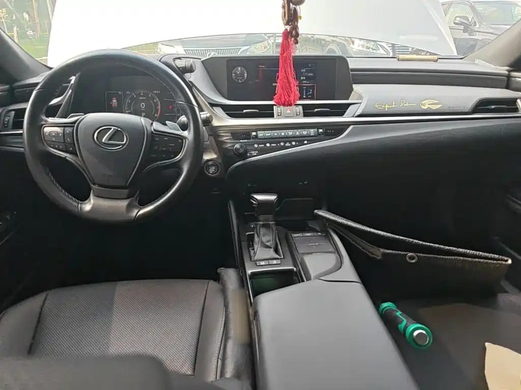 Lexus ES — миниатюра 10