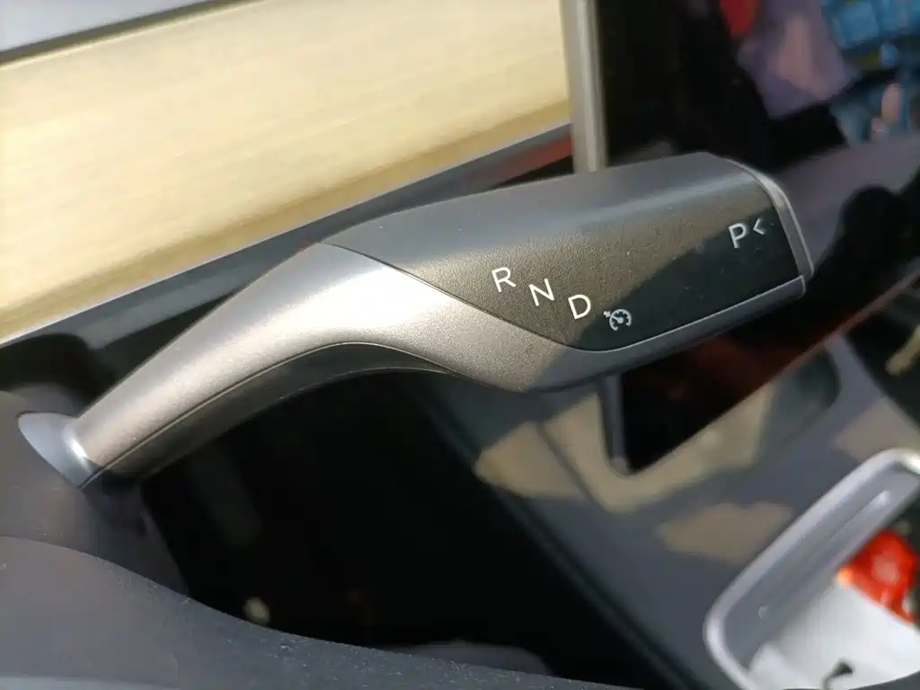 Tesla Model Y — миниатюра 10