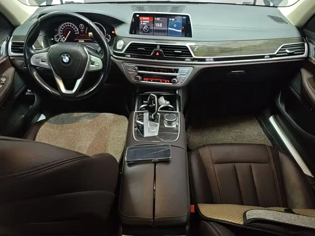 BMW 7 Series — миниатюра 10
