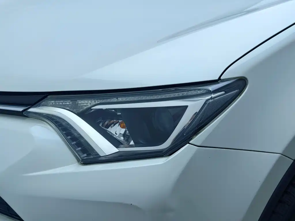 Toyota RAV4 — миниатюра 8