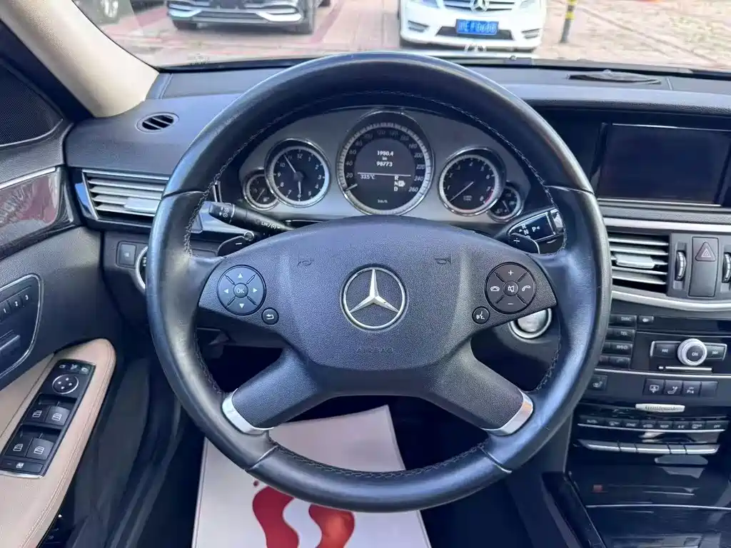 Mercedes-Benz E-Class — миниатюра 3