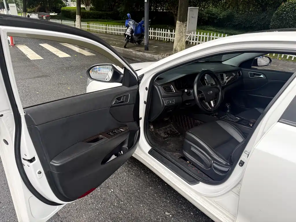 Hyundai Mistra 2016 1.6T AT GLS