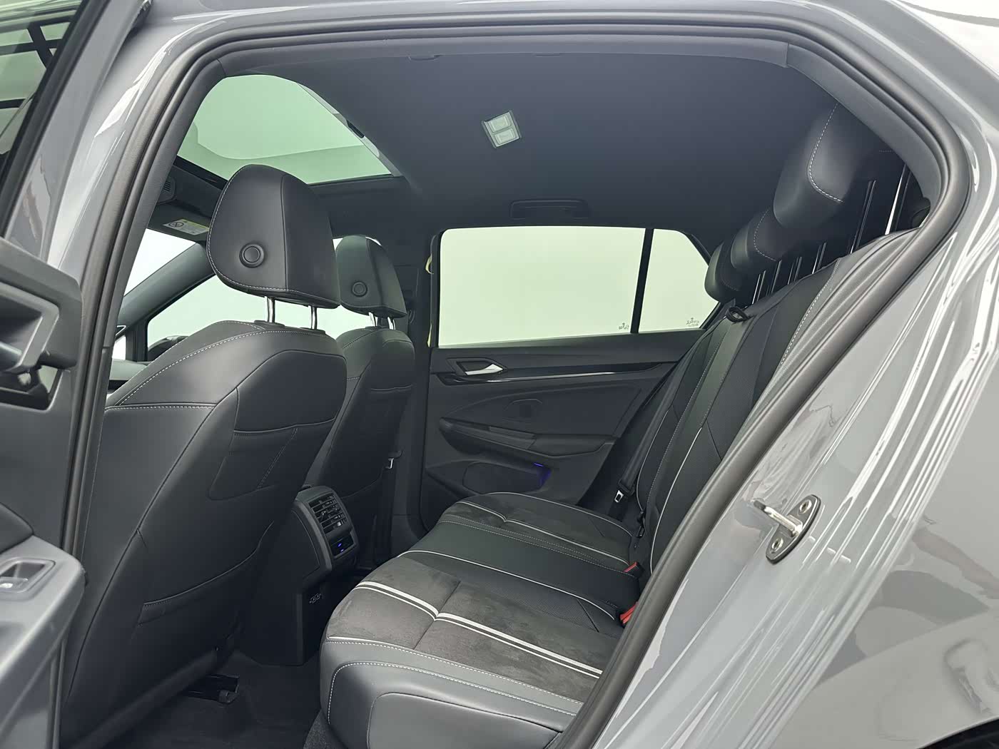 Volkswagen Golf 1.4 л 2023 г. Серебристо-серый, пробег 36000 км