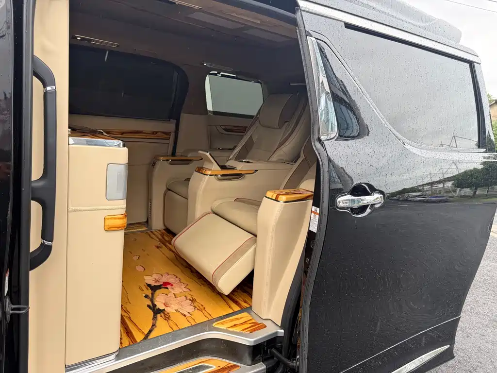 Toyota Alphard — миниатюра 7