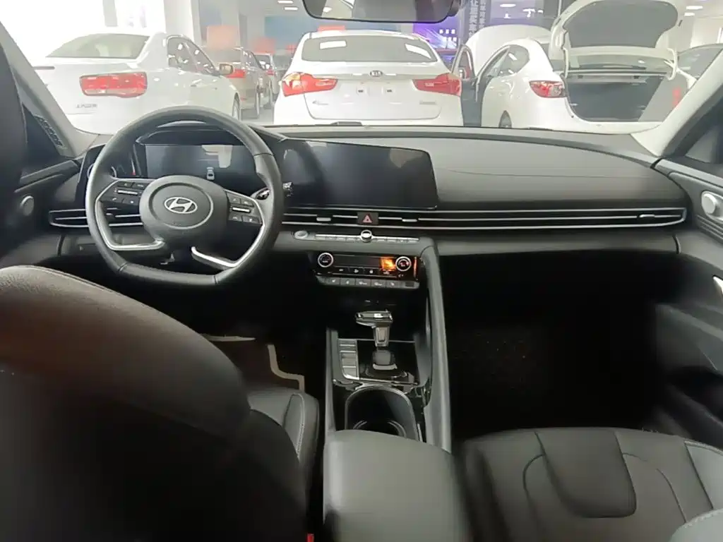 Hyundai Elantra — миниатюра 10