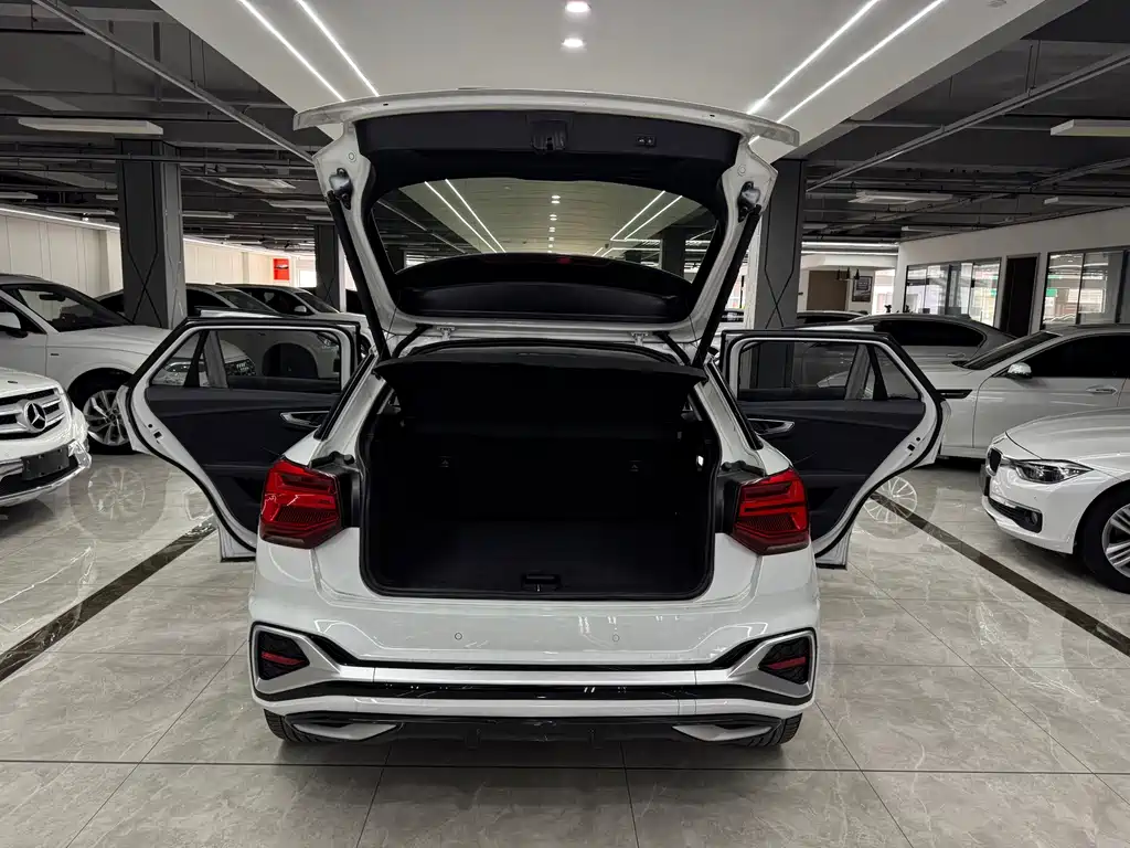 Audi Q2L - фото 19
