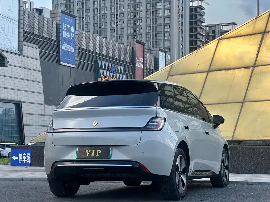 Baojun Yunduo — миниатюра 9