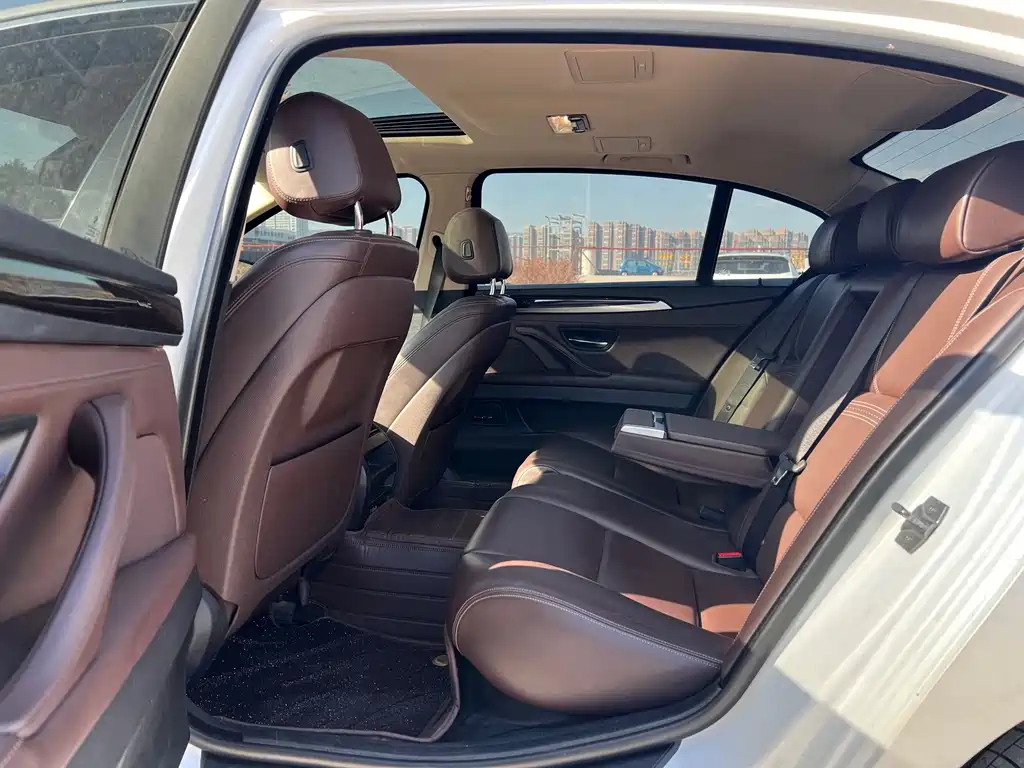 BMW 5 Series — миниатюра 10
