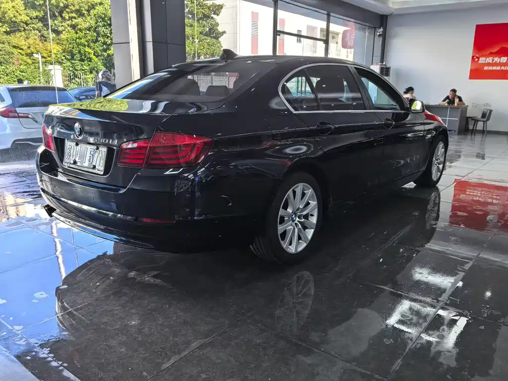 BMW 5 Series — миниатюра 9
