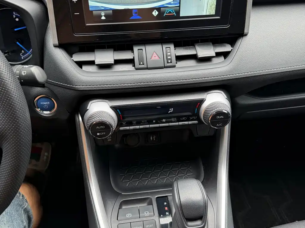 Toyota RAV4 — миниатюра 8