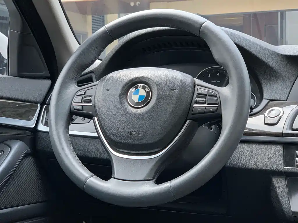 BMW 5 Series — миниатюра 18
