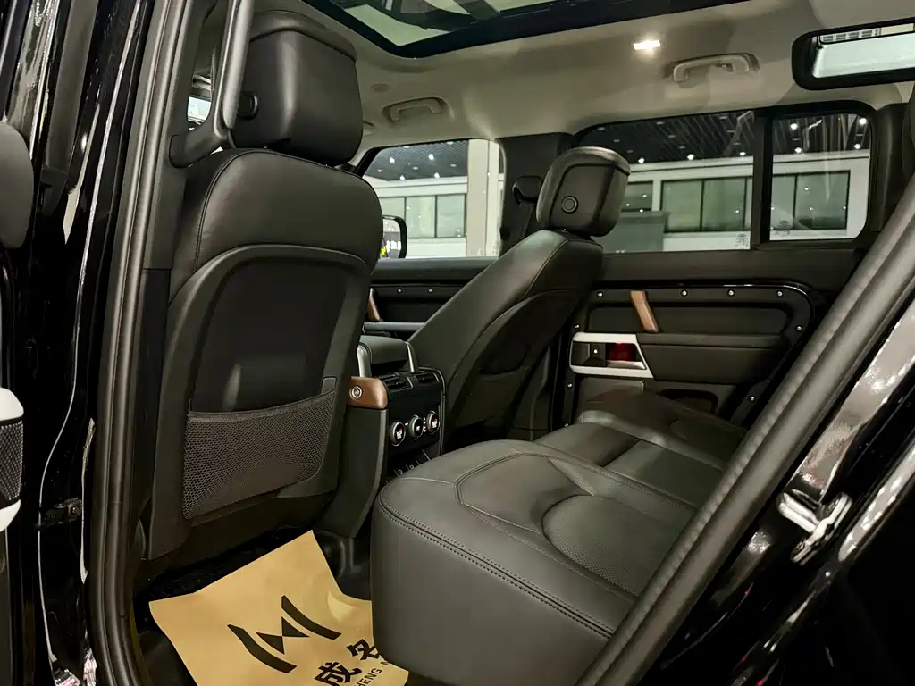 Land Rover Defender — миниатюра 8