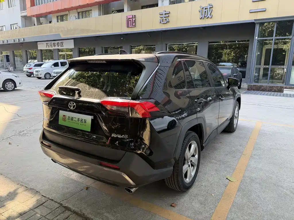 Toyota RAV4 — миниатюра 4