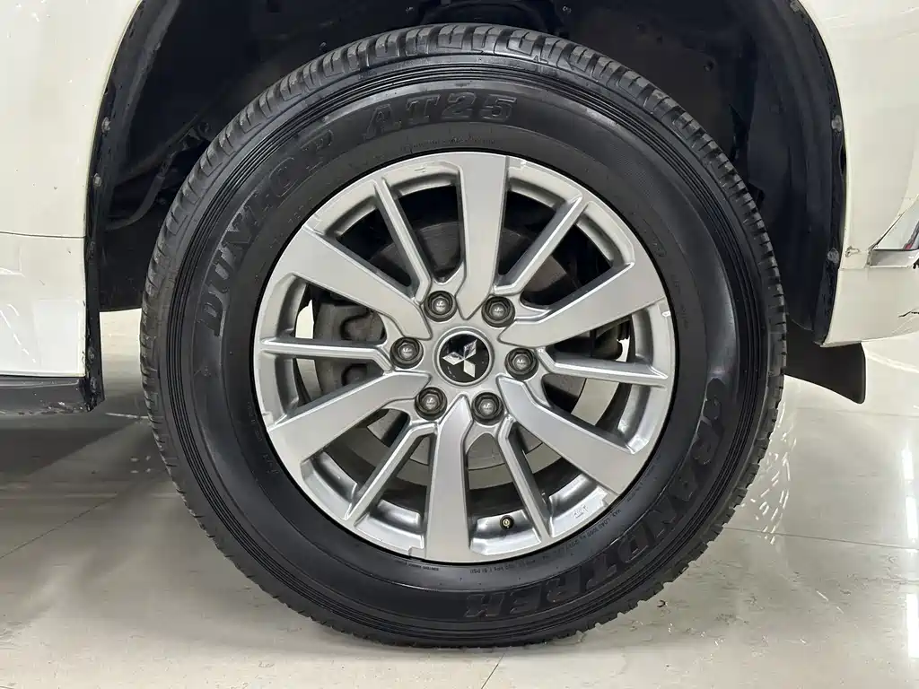 Mitsubishi Pajero Sport (Import) — миниатюра 12