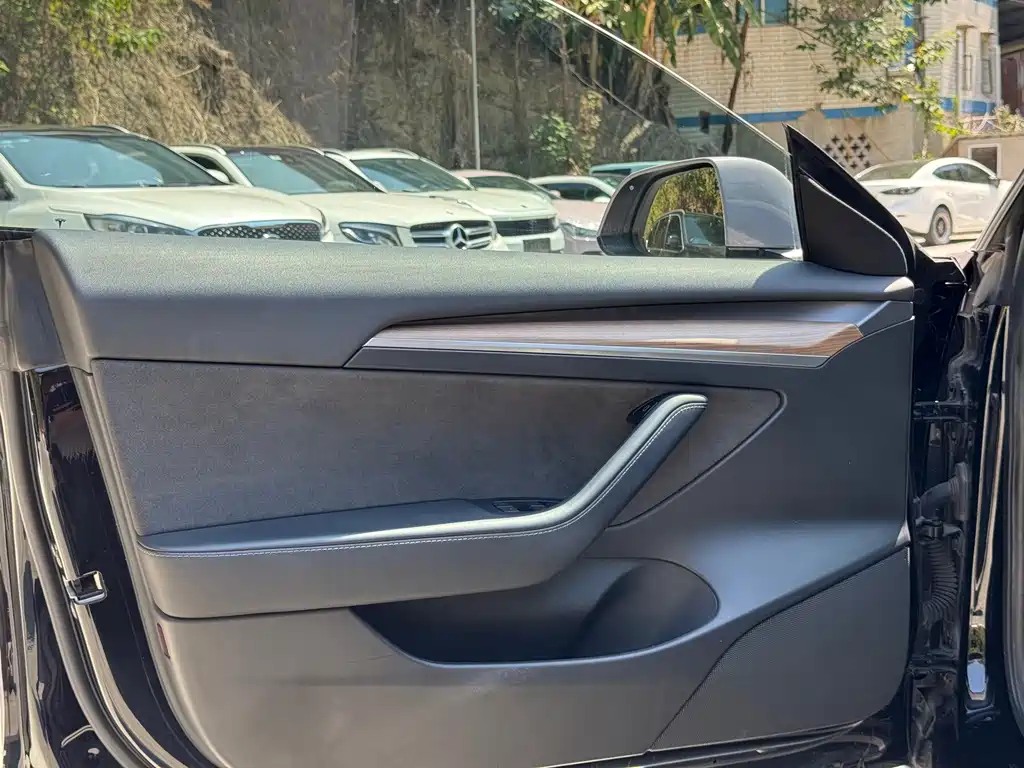 Tesla Model 3 — миниатюра 20