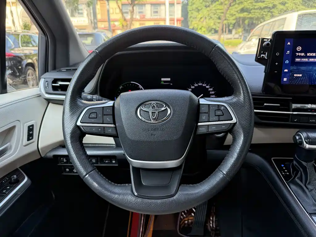 Toyota Granvia - фото 13