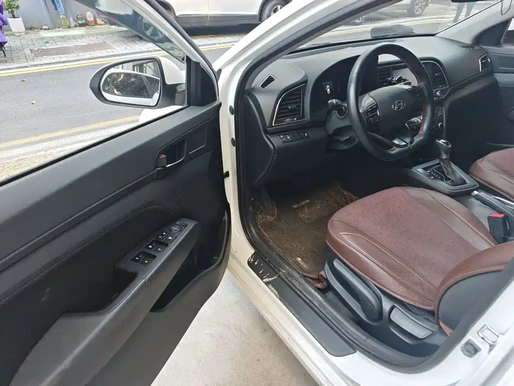 Hyundai Elantra — миниатюра 12