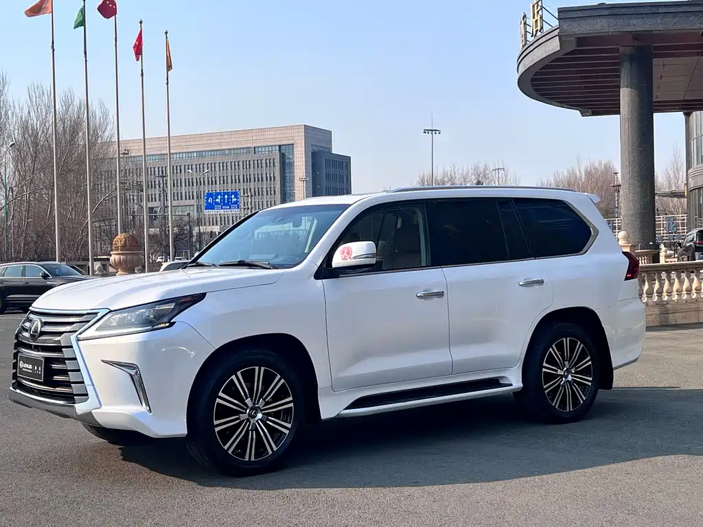 Lexus LX 2022