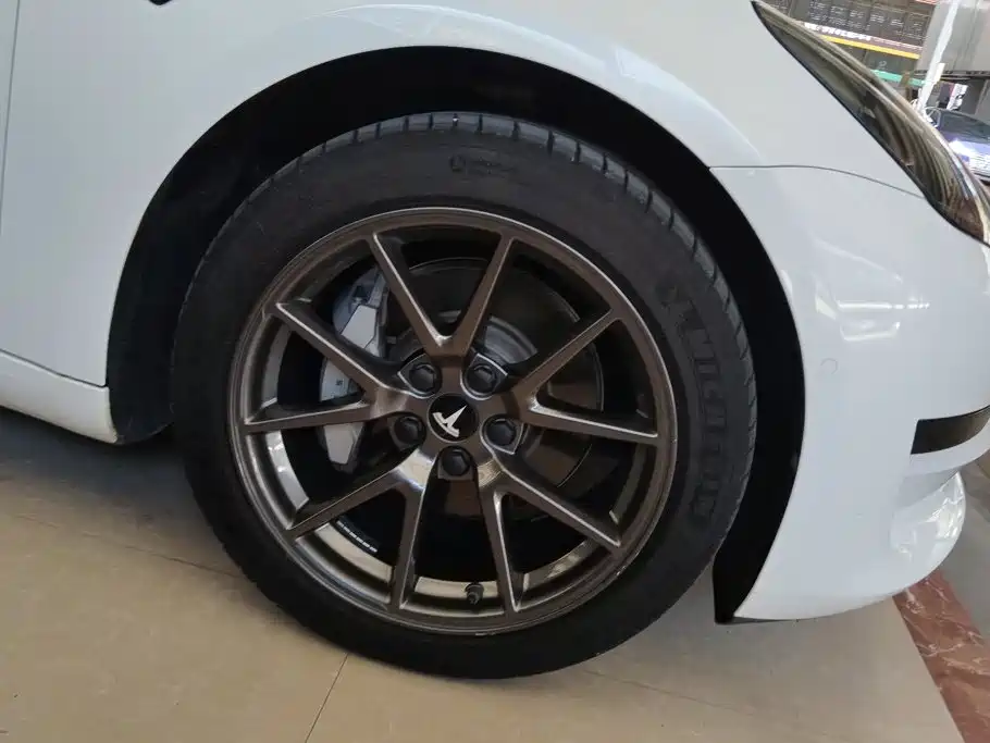 Tesla Model 3 — миниатюра 6