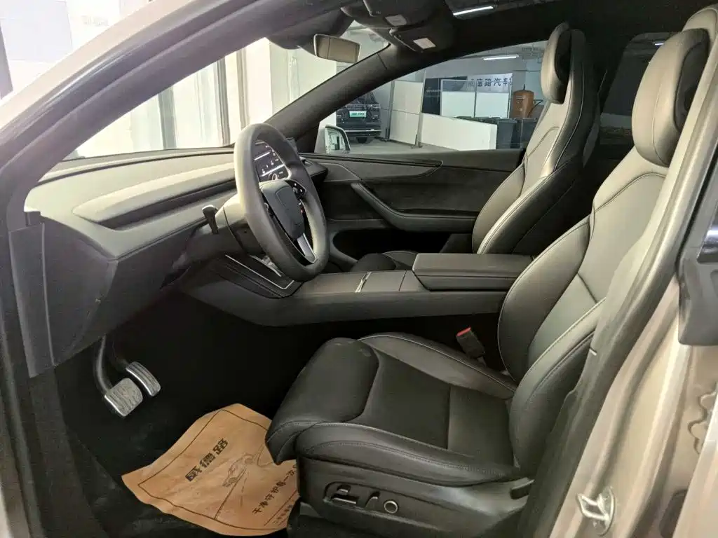 Tesla Model Y L — миниатюра 8