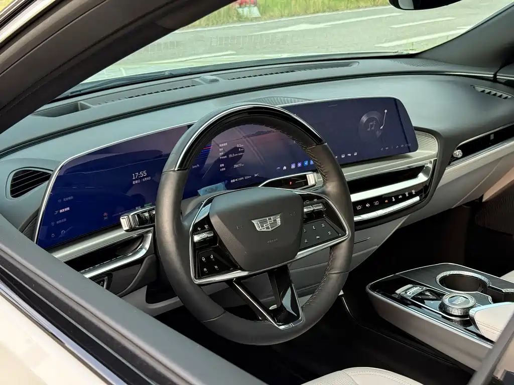 Cadillac Lyriq — миниатюра 5
