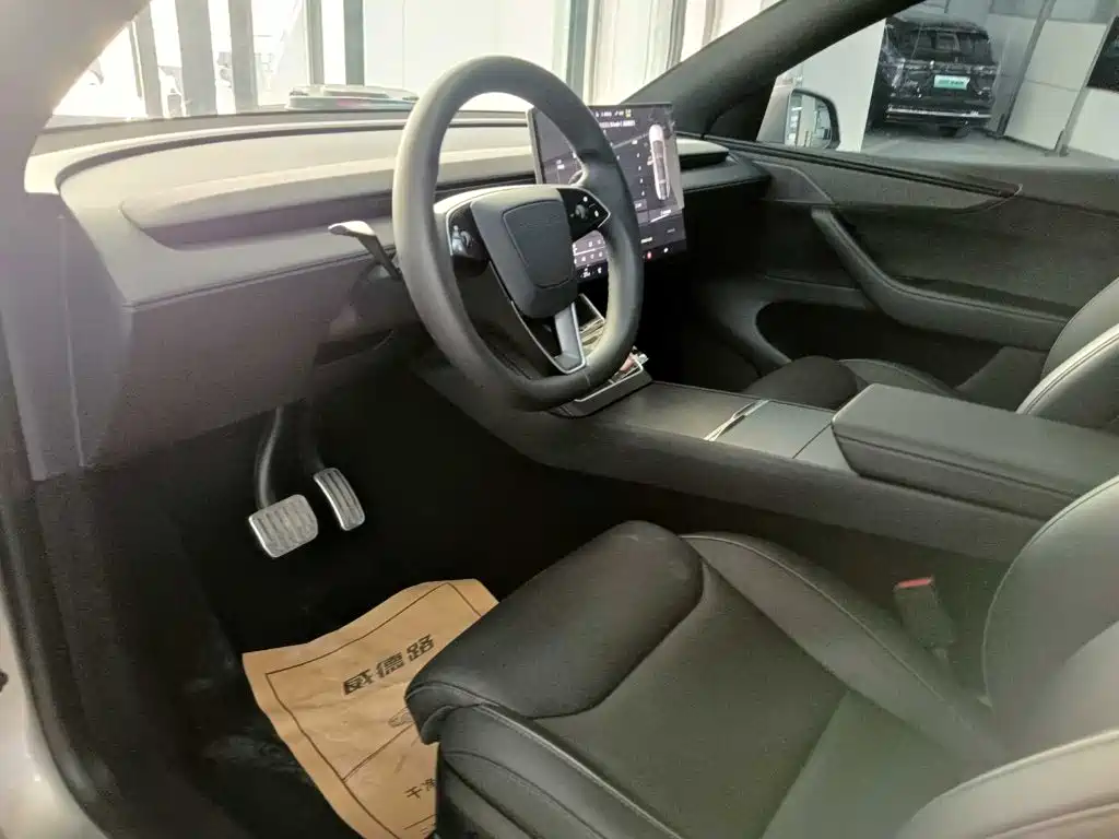 Tesla Model Y L — миниатюра 7