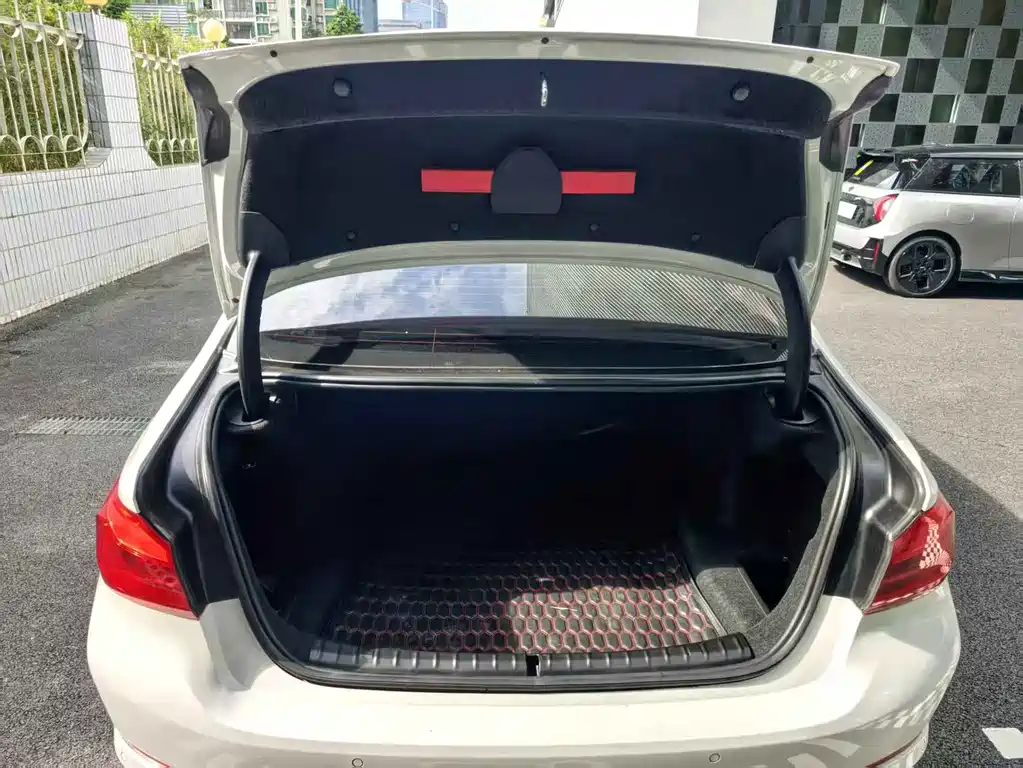 BMW 5 Series — миниатюра 7
