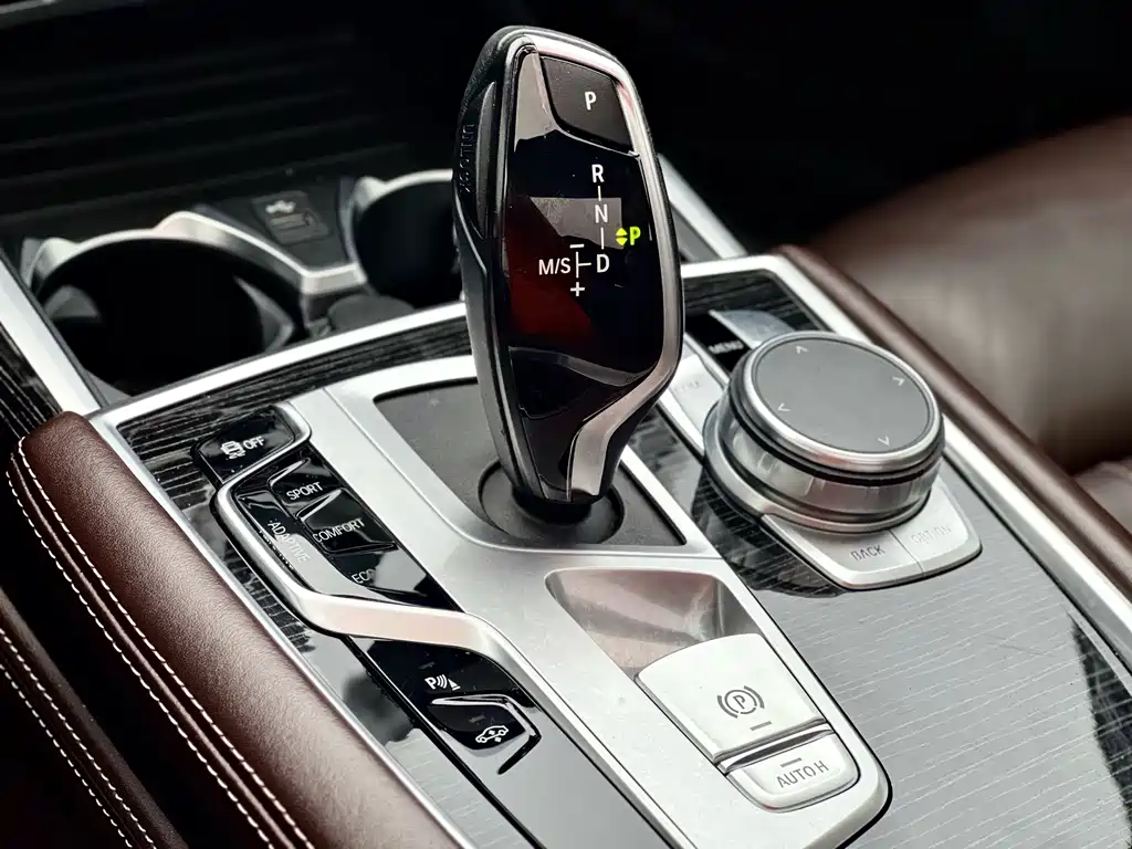 BMW 7 Series — миниатюра 12