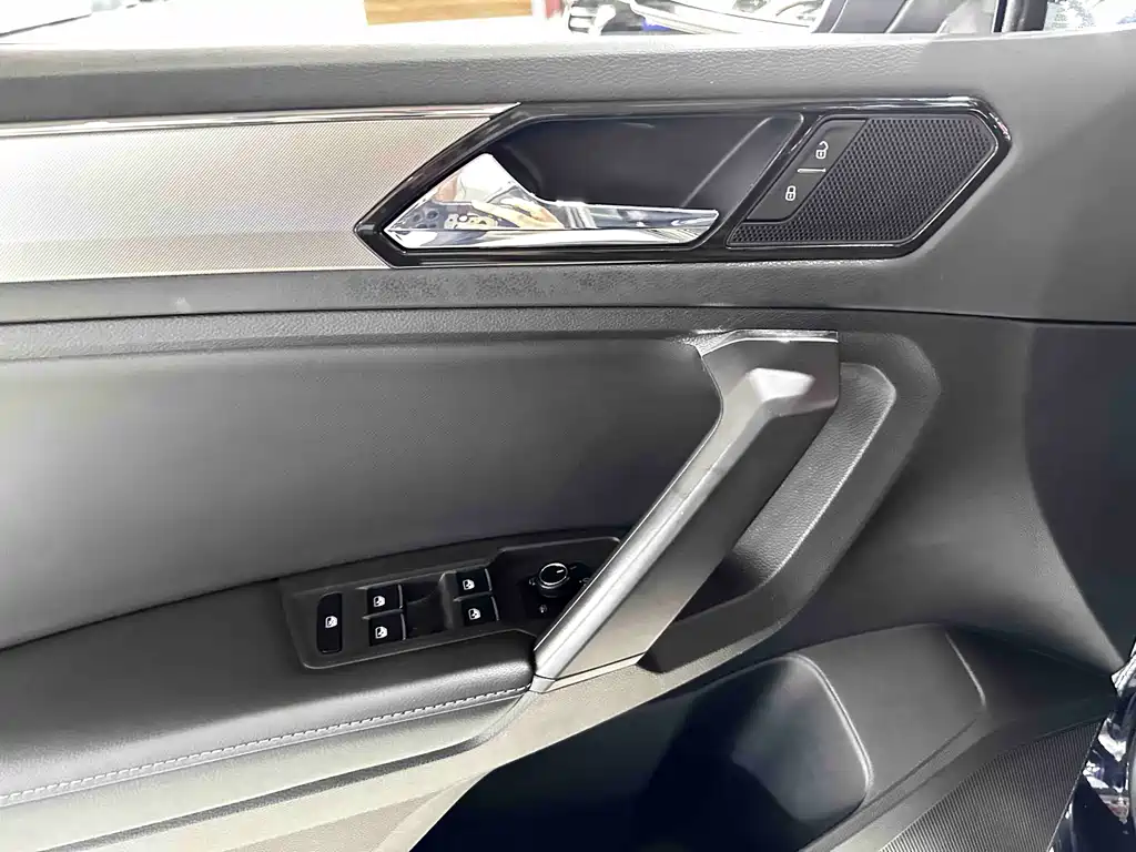 Volkswagen Tiguan L L 2020 330TSI AT Comfort VI