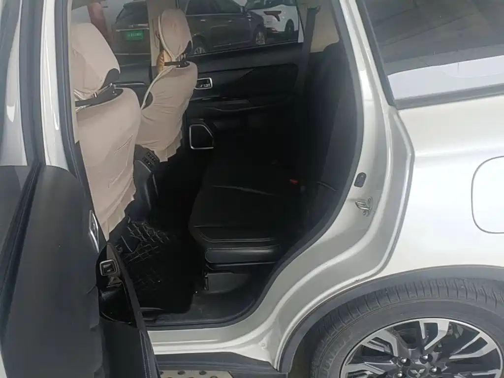 Mitsubishi Outlander — миниатюра 19