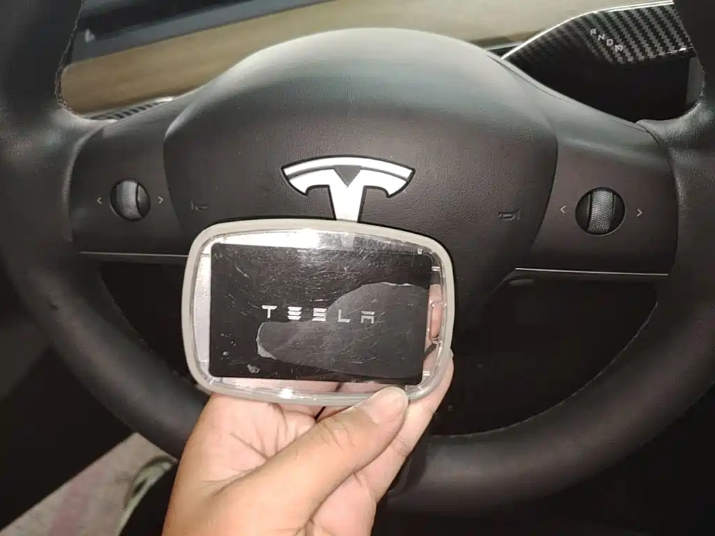 Tesla Model Y — миниатюра 9
