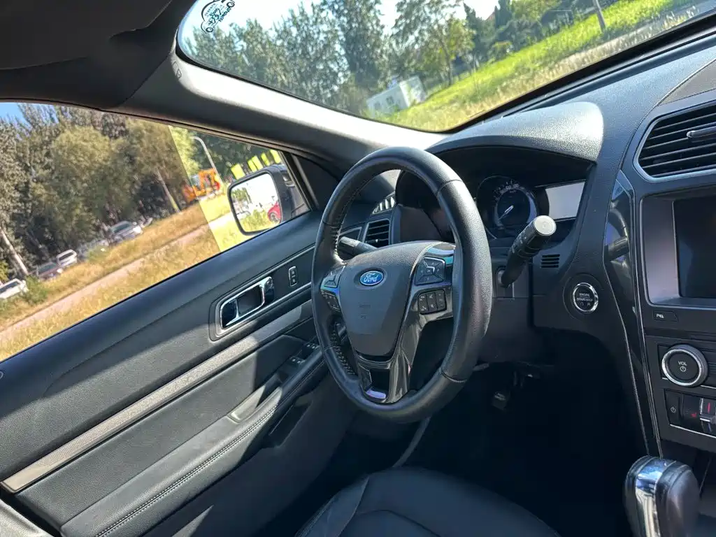 Ford Explorer (Import) — миниатюра 20